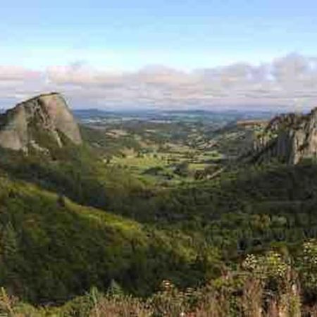 Vila La Grange De La Gratade Rochefort-Montagne Exteriér fotografie