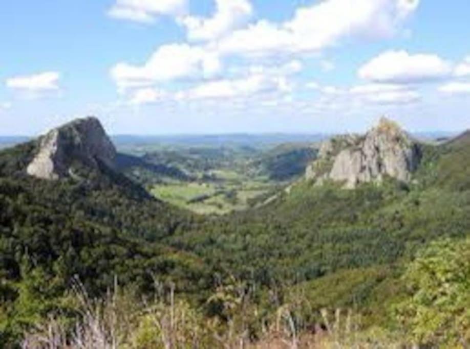 Vila La Grange De La Gratade Rochefort-Montagne Exteriér fotografie