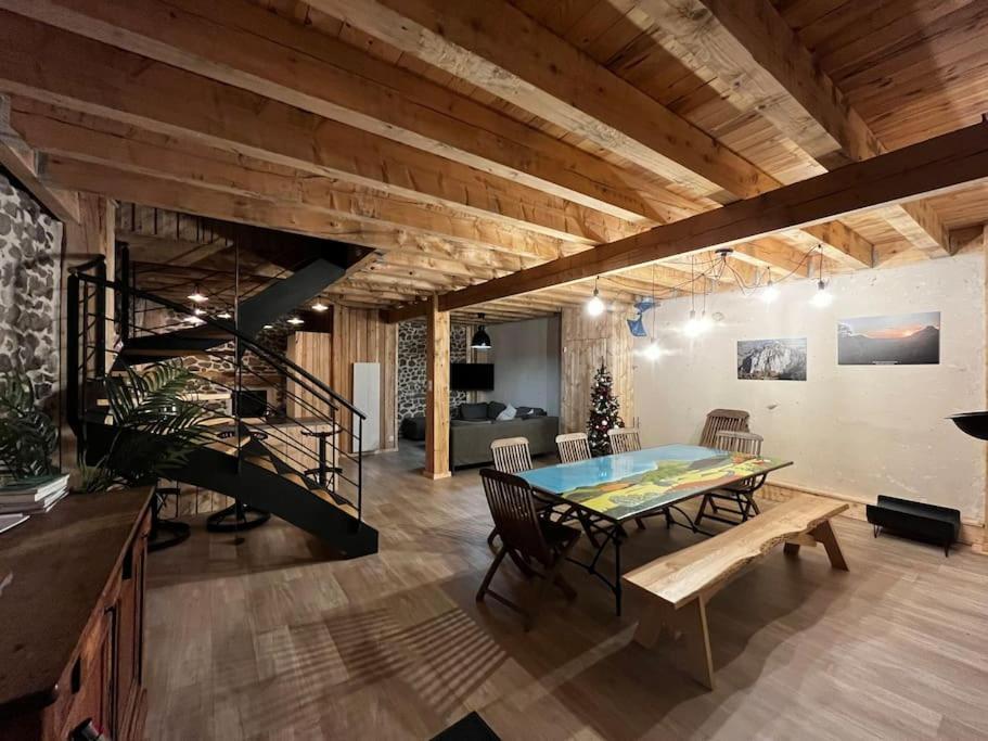 Vila La Grange De La Gratade Rochefort-Montagne Exteriér fotografie