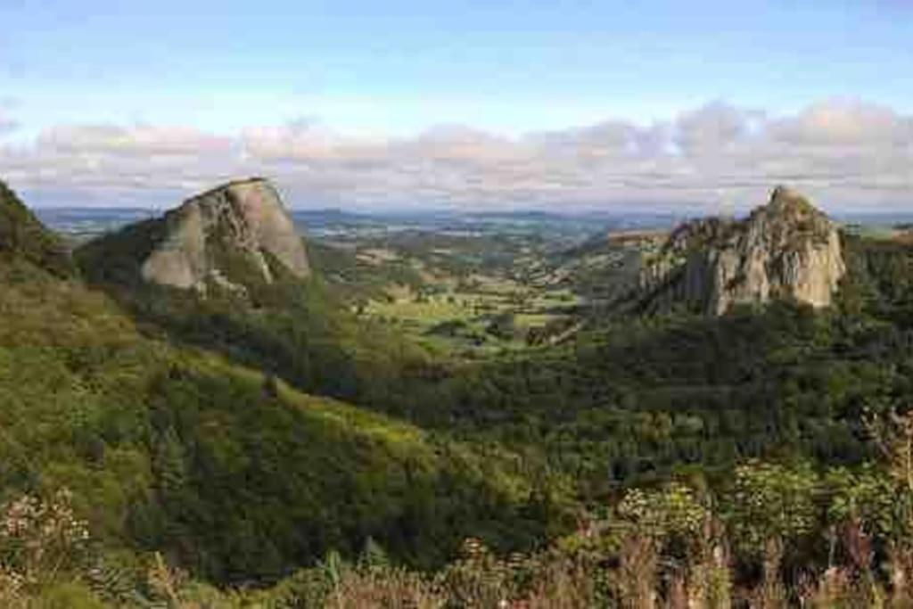 Vila La Grange De La Gratade Rochefort-Montagne Exteriér fotografie